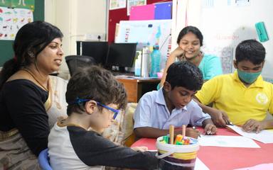 Des élèves au travail à l'EFIS, école franco-indienne de Chennai