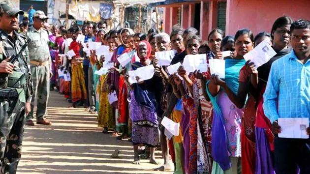 Des Indiens faisant la queue pour aller voter