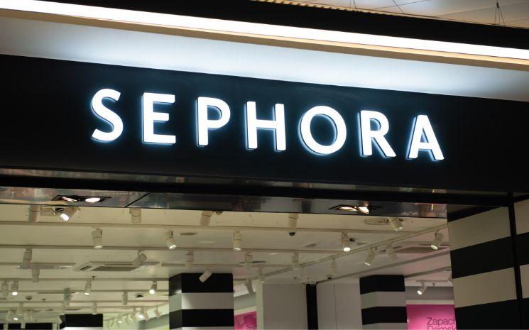 Si Sephora avait dû fermer ses portes il y a une vingtaine d’années dans la capitale britannique, l’enseigne française fait son grand come-back à Londres en mars 2023