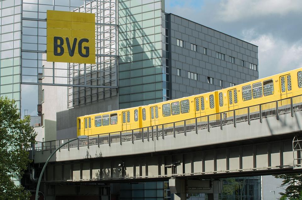 Locaux de la BVG avec un panneau et un wagon circulant en arrière-plan