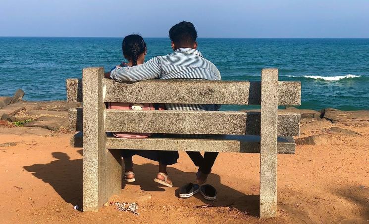 Deux amoureux sur la plage de Pondichery