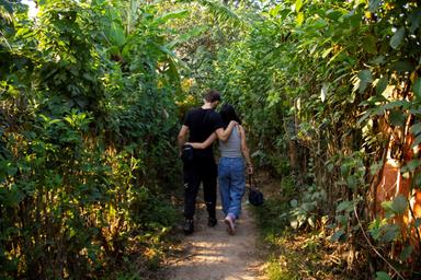 un couple se balade sur ile banana island au Vietnam