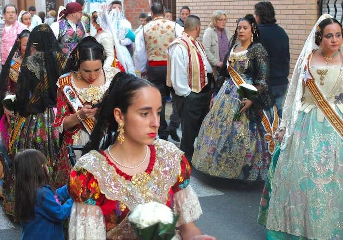 des falleras en train de défiler en costume traditionnel