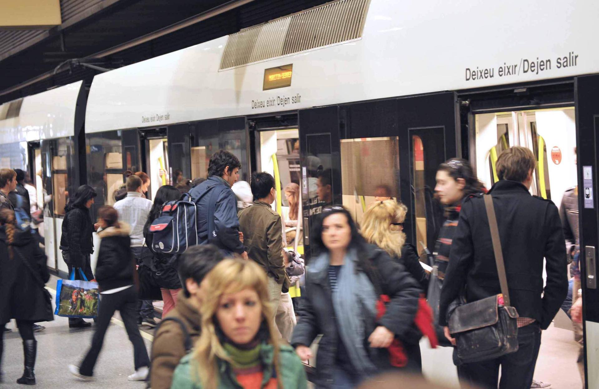 des personnes sans masque dans les transports publics en Espagne