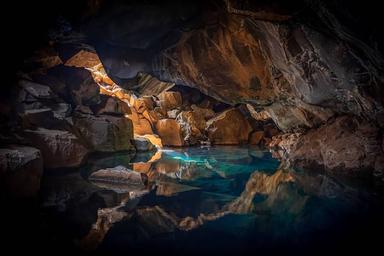 l'intérieur de la grotte de Sant Josep sous la terre avec de l'eau