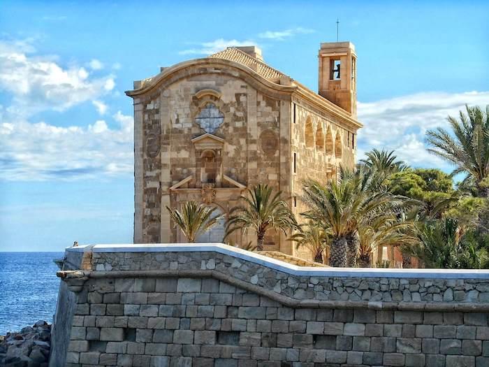 Un batiment en pierre au bord de la mer sur l'ile tabarca dans la costa blanca