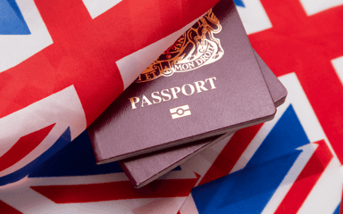 Un passeport britannique et un drapeau, le Union Jack du Royaume-Uni