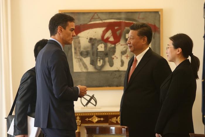 Pedro sanchez et Xi Jinping se serrent la main