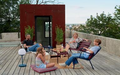 Une fammille entrain de discuter sur la décoration de leur extérieur 