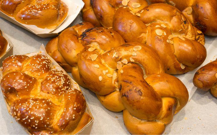 Mangée tous les vendredis soirs pour shabbat, la challah est tout simplement la recette phare juive. Elle ressemble à une brioche, mais ne contient ni lait ni beurre…! Recette. 