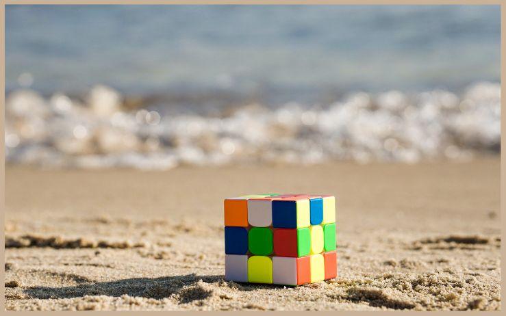 Rubic's Cube posé sur une plage