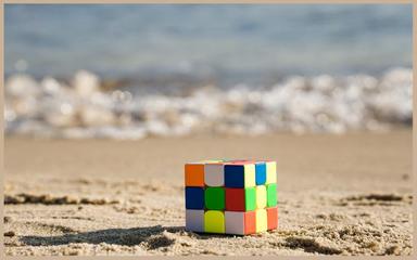 Rubic's Cube posé sur une plage