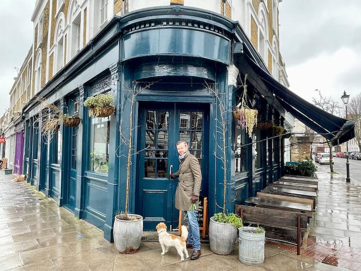 Un expatrié dans le quartier d'Angel à Londres