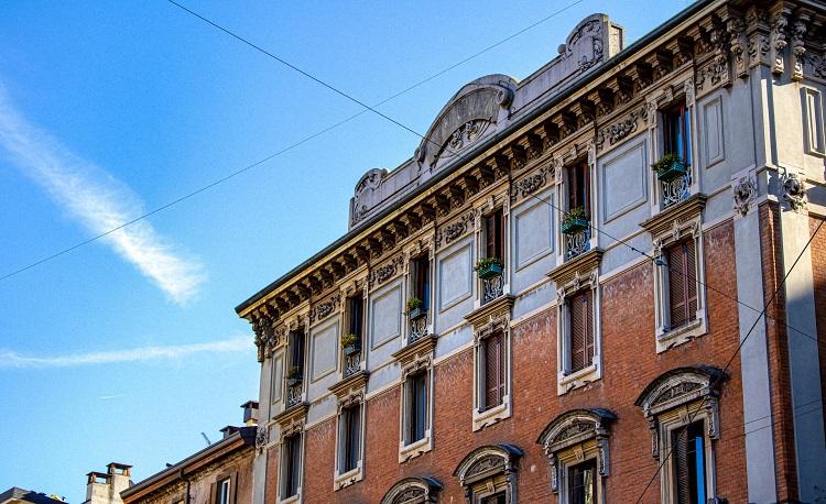 façade d'immeuble à milan