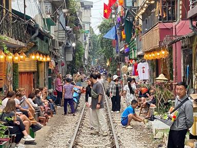  rue très animée du train à Hanoi est à nouveau accessible à ses risques et périls 