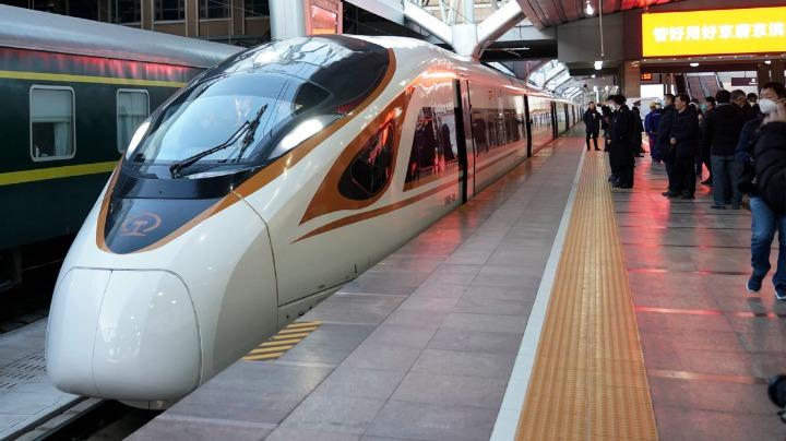 un train à grande vitesse en chine sur le quai d'une gare