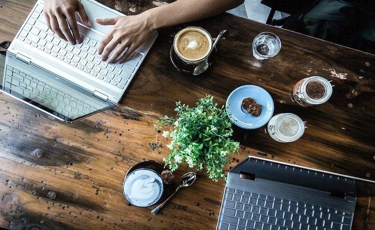 travailler sur un ordinateur portable dans un café