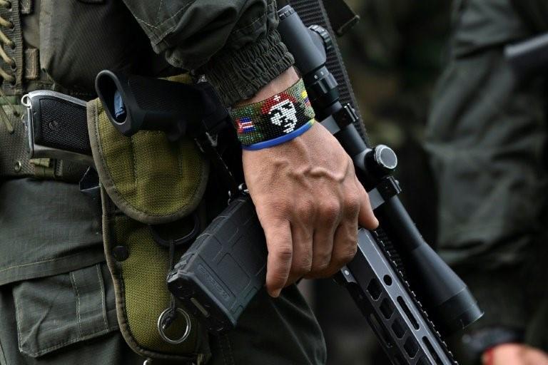 Homme armé appartenant à une faction dissidente des FARC