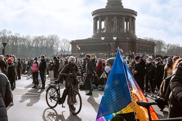 Foule devant la colonne de la Victoire