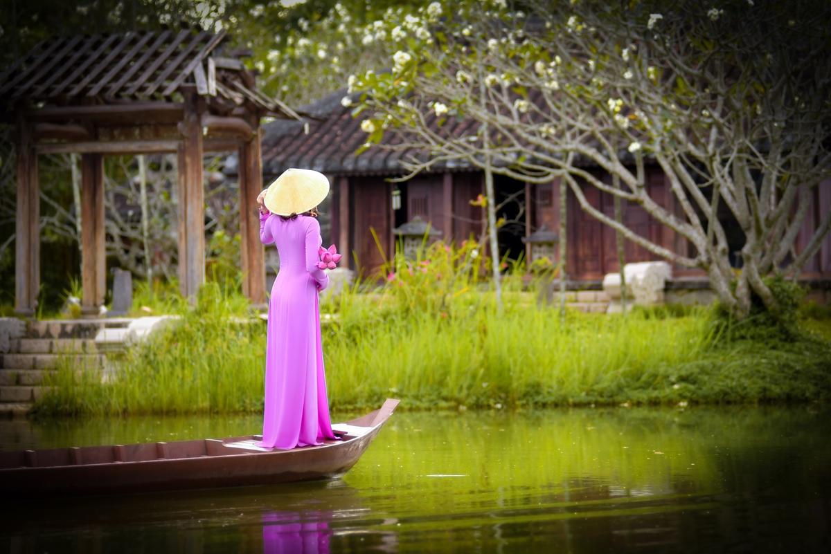 Un ao dai au vietnam, vêtement traditionnel de qualité et d'élégance 