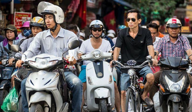 Conducteur de moto-taxi Grab au Vietnam