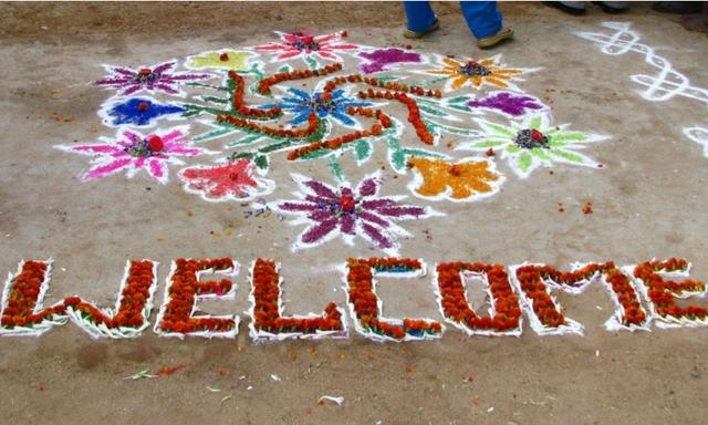 Le mot bienvenue en anglais écrit avec des fleurs, une tradition indienne