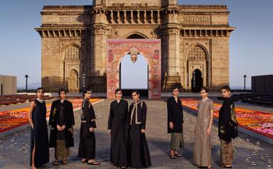 Les mannequins posant avant le défilé Dior pre fall 2023 à Mumbai