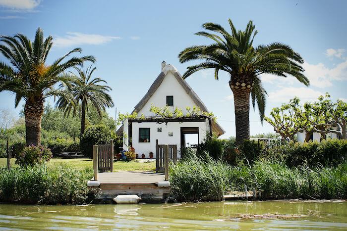 une maison de pêcheurs avec des plamiers dans l'Albufera, une escapade à moins d'une heure de Valencia 