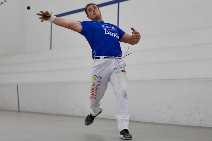 un sportif valencia en train de jouer à la pelota valenciana