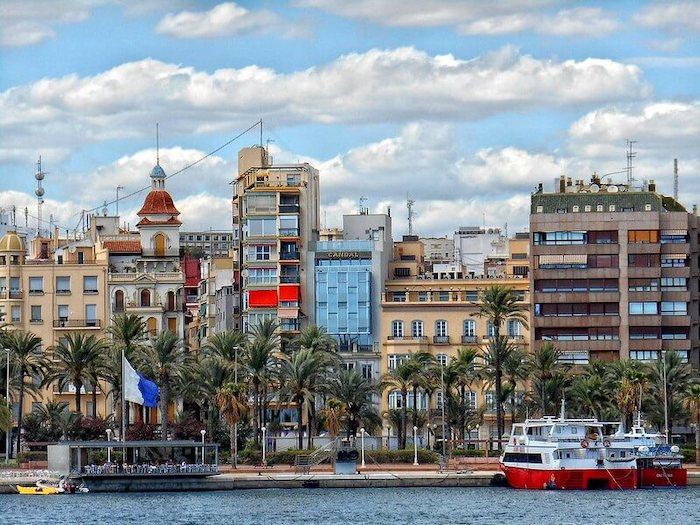 l'esplanade sur le port d'Alicante