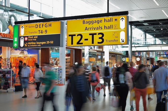 Des voyageurs se croisent à l'aéroport