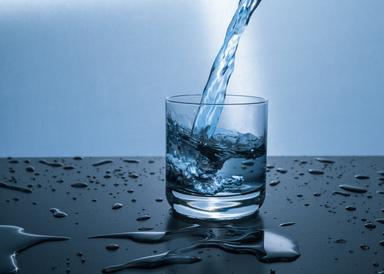 Photo d'un verre d'eau avec des gouttes. 