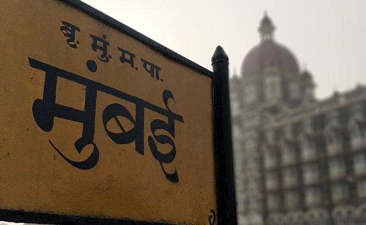 Un panneau de rue en hindi à Mumbai devant le Taj Palace