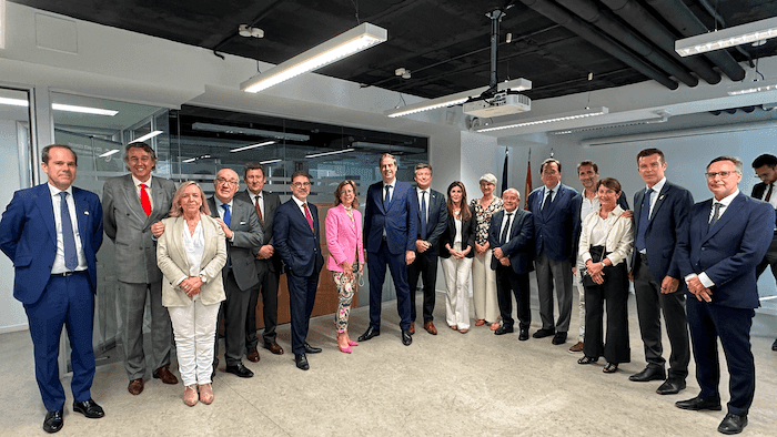 Photo de famille des membres de la CCI Madrid avec Olivier Becht