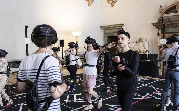 des personnes dansent munies de casques de réalité virtuelle