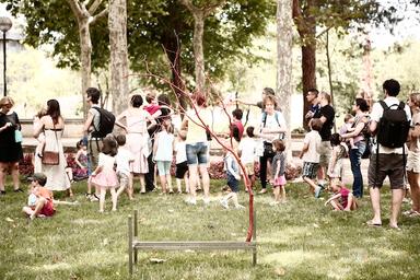 des parents avec les enfants dans un parc