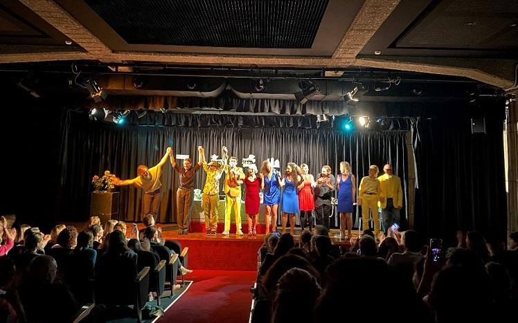 une troupe de théâtre sur scène devant son public