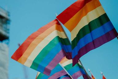 des drapeaux LGBTQ+ flottant dans le ciel de Valencia