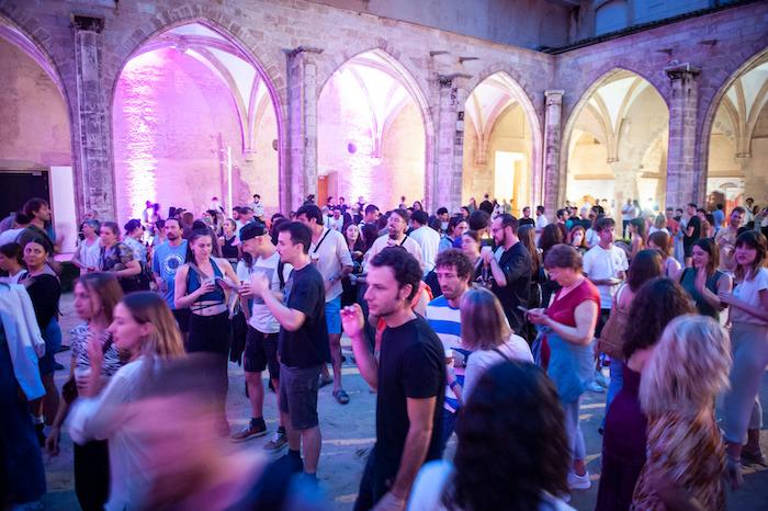 La foule dans le cloître gothique du CCCC à Valencia