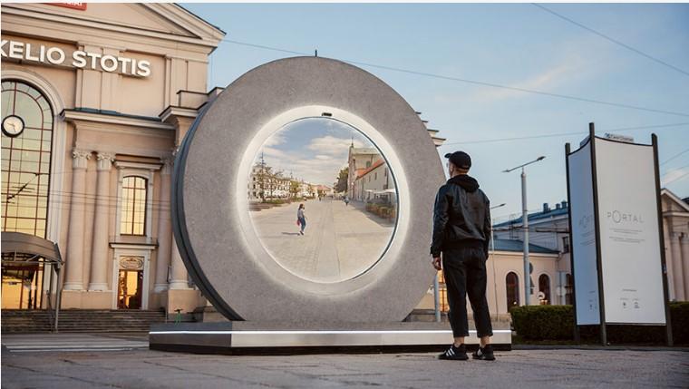 Portail vers Lublin, devant la gare de Vilnius (https://portals.org/)