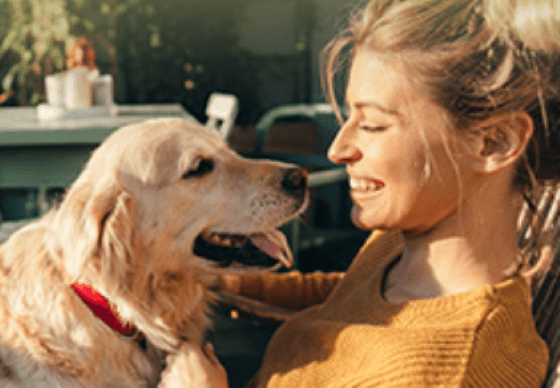 Une femme et son chien 