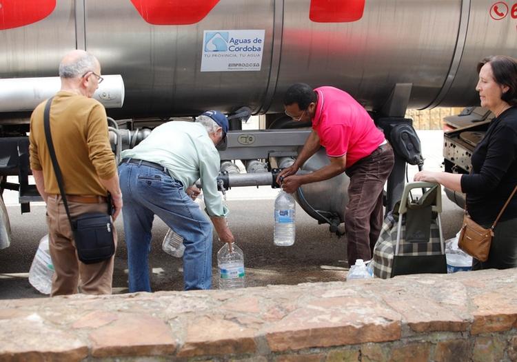 Des habitants d'une municipalité du nord de Cordoba remplissent des bidons d'eau potable à partir d'un camion-citerne (ÁLVARO CARMONA @abcdesevilla)