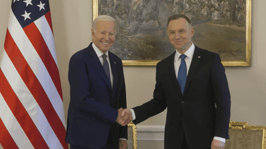 Le président Andrzej Duda et le président américain Joe Biden à Varsovie, 21 février 2023. Capture Youtube