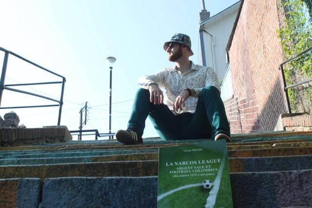 Victor Massias sur les escaliers à Medellin