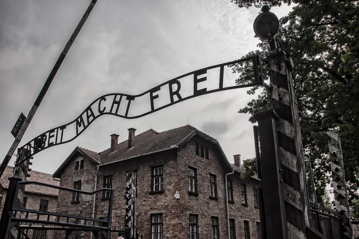 Le portail en métal à l'entrée de Auschwitz 1, avec l'inscription "Arbeit macht frei"