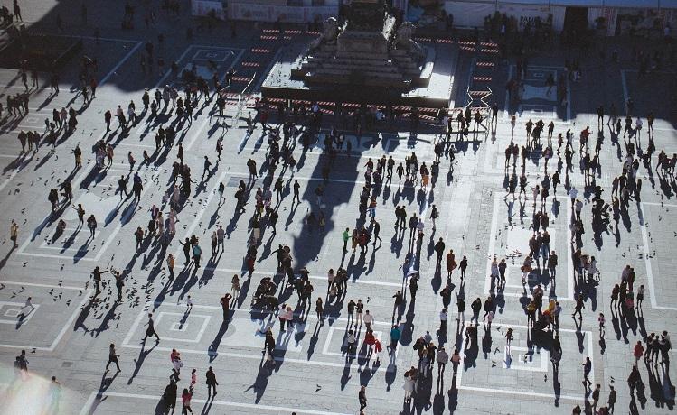 foule de touristes à milan piazza Duomo - federico-lancellotti-unsplash