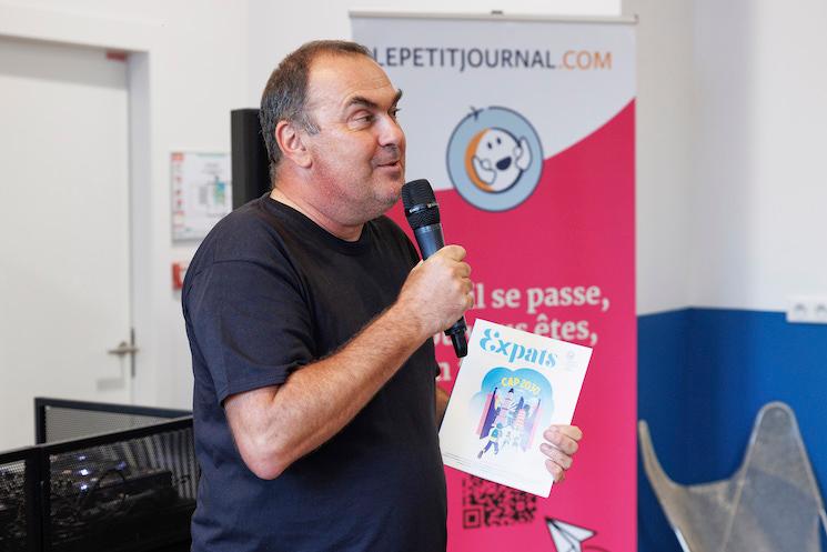 Hervé Heyraud, avec le numéro 3 du magazine Expats