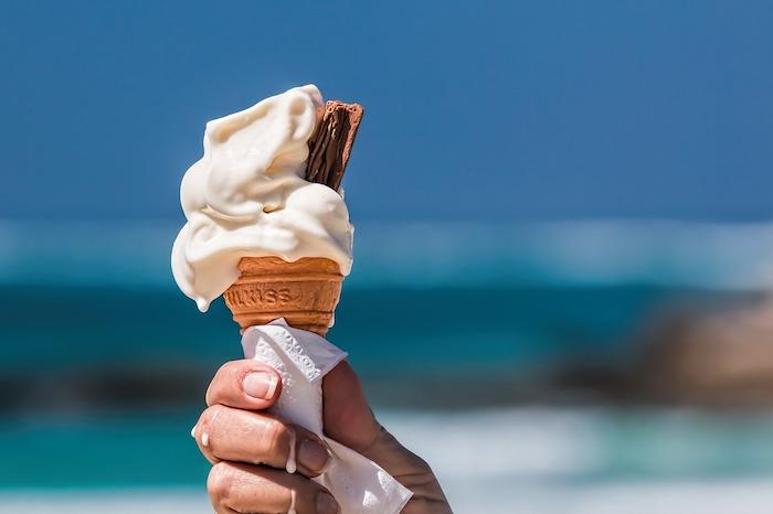 une glace en bord de mer