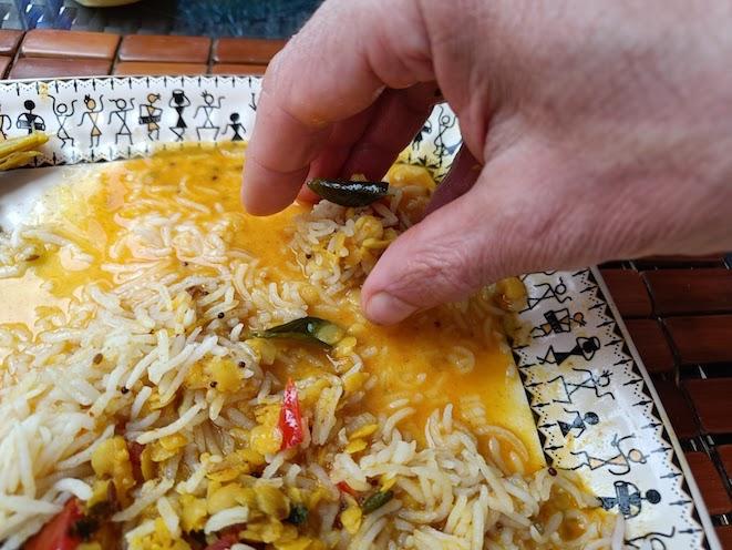 Un Indien qui mange avec les mains