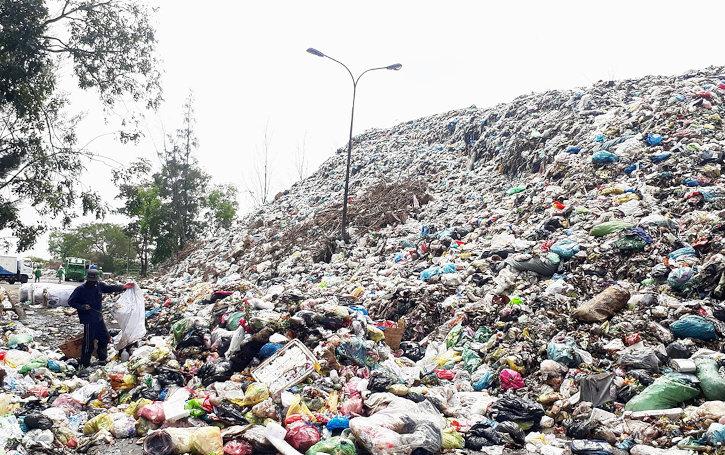 Ben Tre dans le Delta du Mékong au Vietnam : sous les déchets plastiques